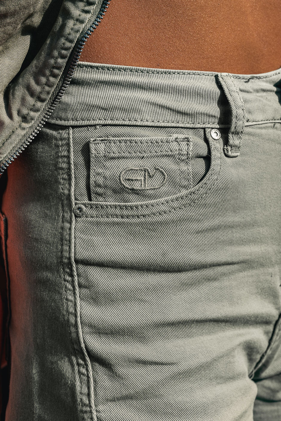 PANTALON CLEO KAKI - Image 6