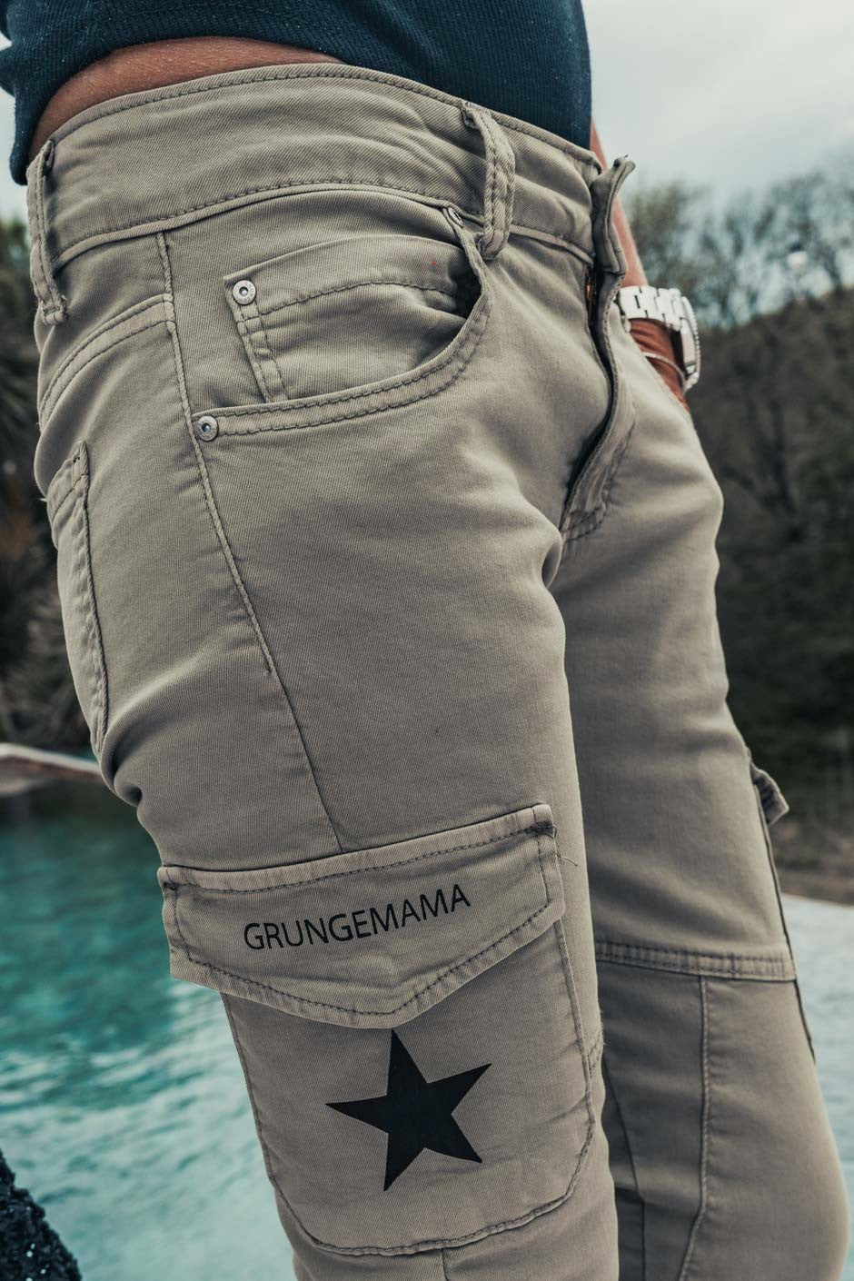 PANTALON GRUNGEMAMA NAMI KAKI - Image 3