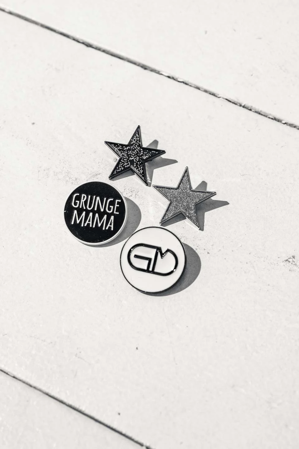 Pin's Grungemama logo noir - Image 2