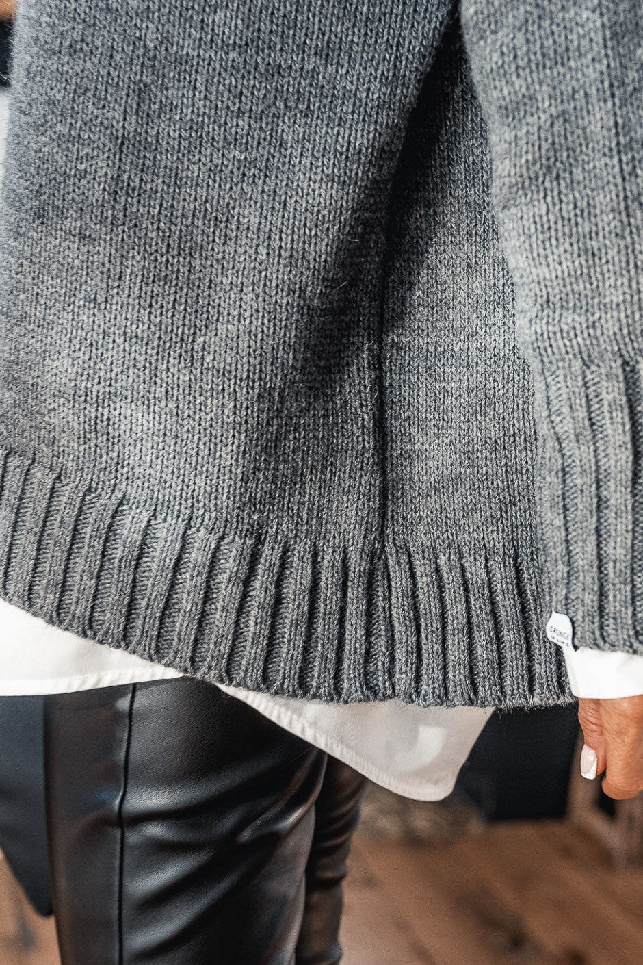 Pull Grungemama Milia gris - Image 4